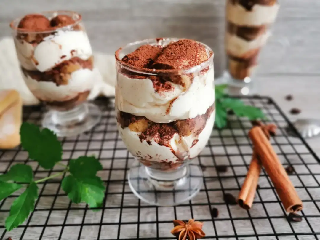 Jak zrobić tiramisu w pucharkach - prosty przepis na pyszny deser