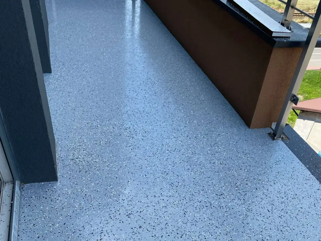 Posadzka żywiczna do garażu - Epoksyd czy poliuretan? Pełny poradnik