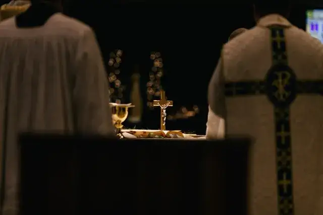 Czy ksiądz może mieć żonę? Poznaj zasady i wyjątki w Kościele katolickim