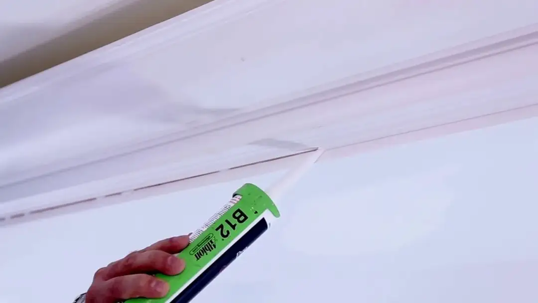 Jak dociąć listwy sufitowe w narożnikach wewnętrznych bez błędów