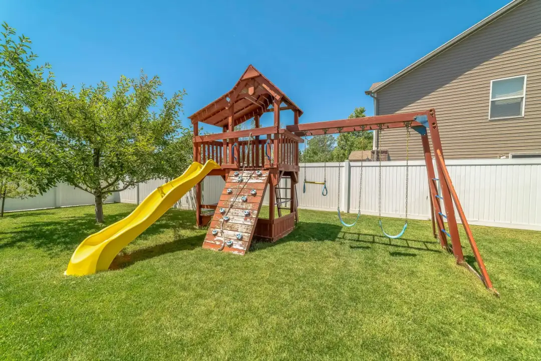 Jak zrobić drewniany plac zabaw - krok po kroku i bezpiecznie