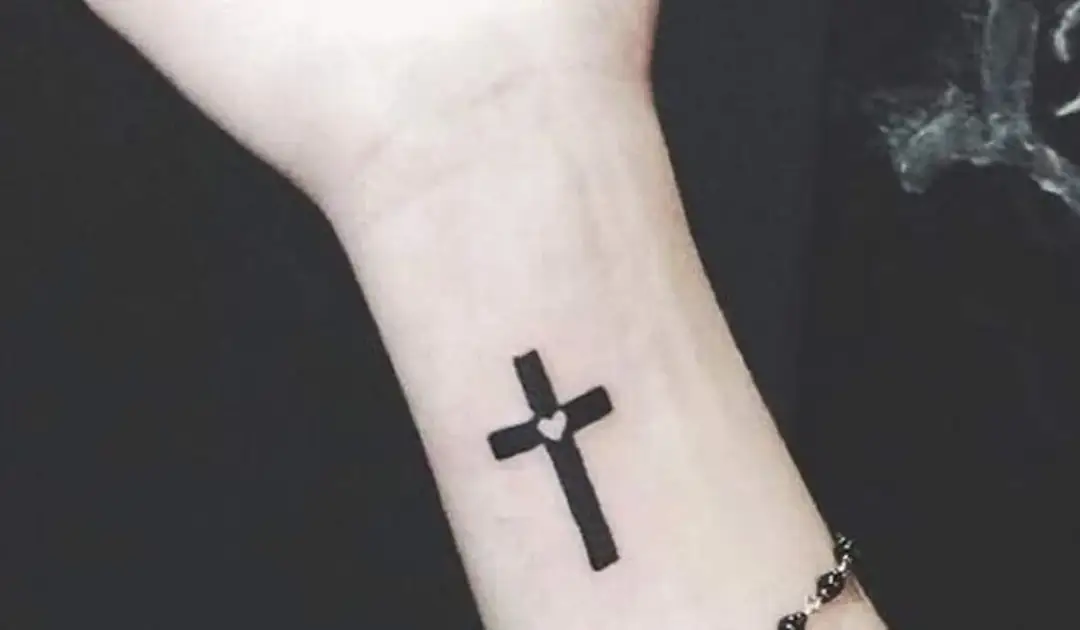 Tatuaż krzyż na nadgarstku znaczenie – odkryj jego głęboką symbolikę