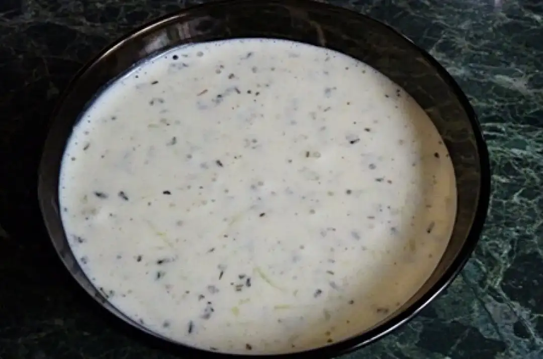 Kremowy sos jogurtowy z ziołami, idealny jako dodatek do kebaba.