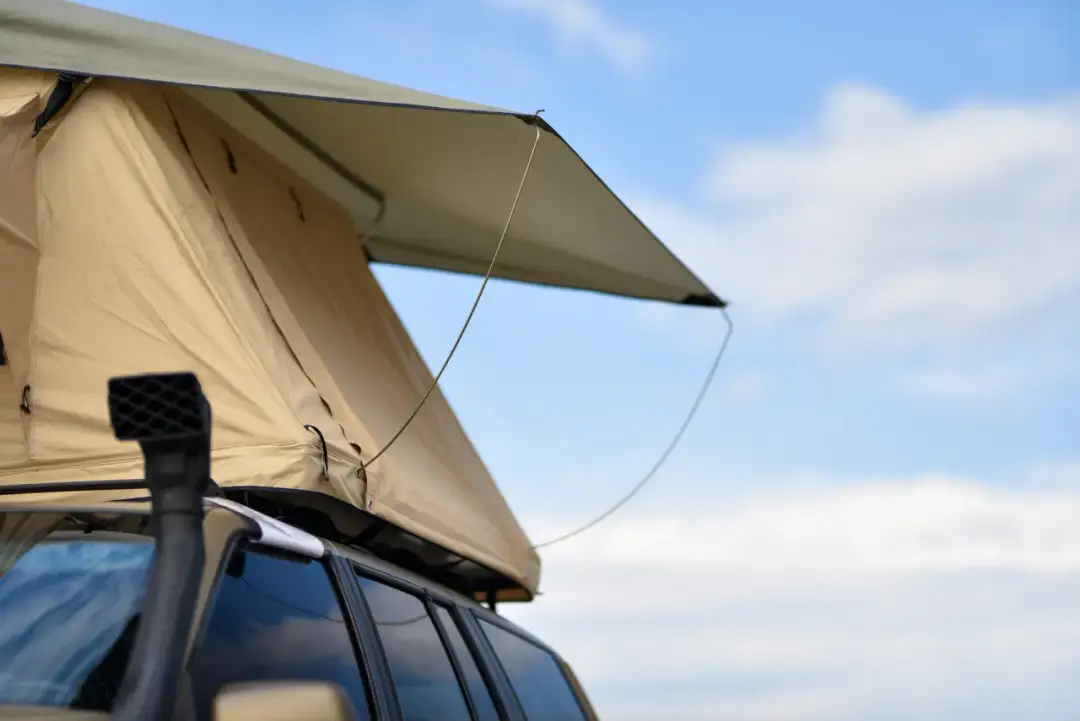 Tani namiot dachowy DIY: Zaskakująco łatwy sposób na własny camping