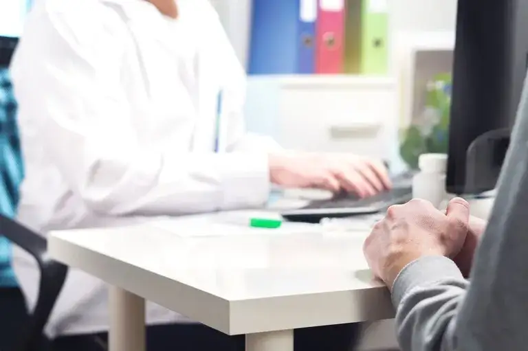 Choroba przed emeryturą: jakie konsekwencje dla pracy i emerytury?