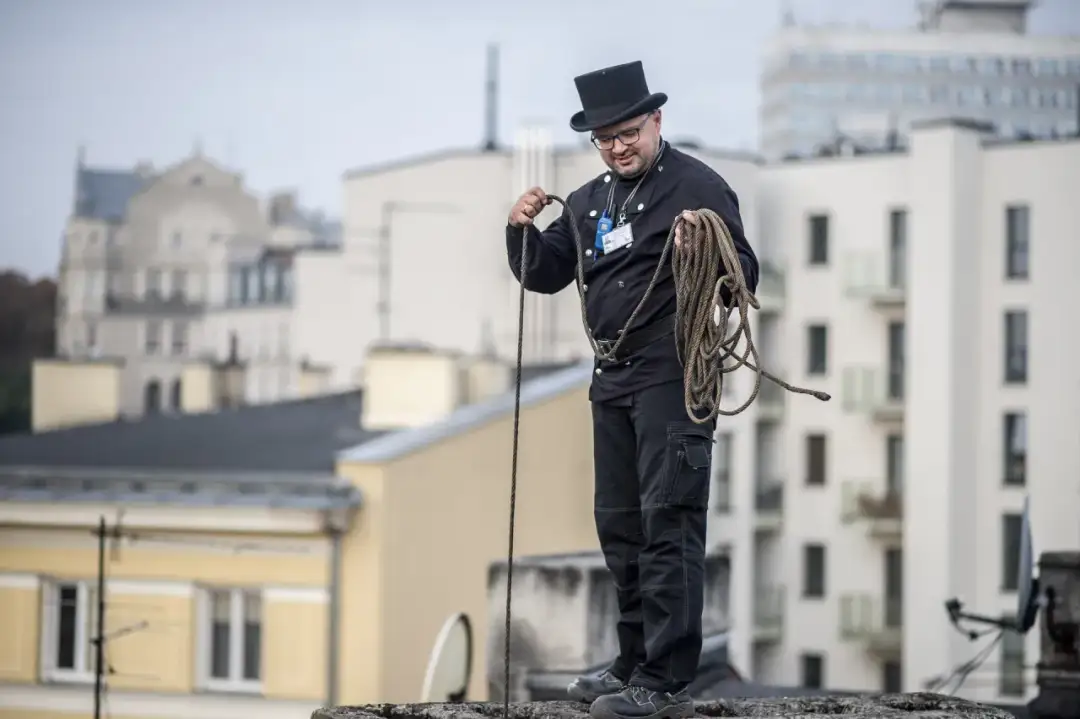 Kto stawia kominy? Murarz, zdun, a może kominiarz? Sprawdź!