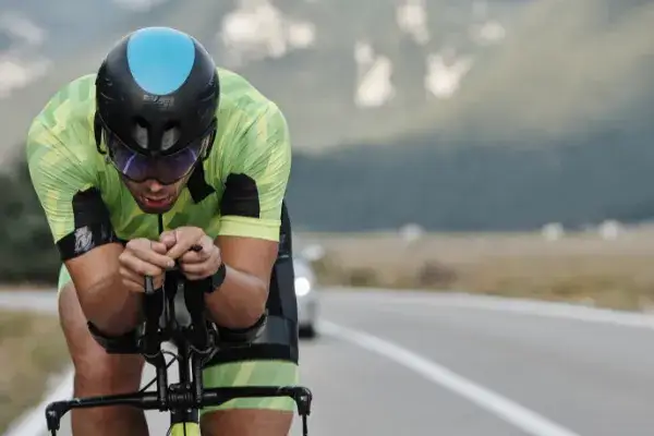 Czy trzeba jeździć w kasku na rowerze? Zaskakujące przepisy i bezpieczeństwo