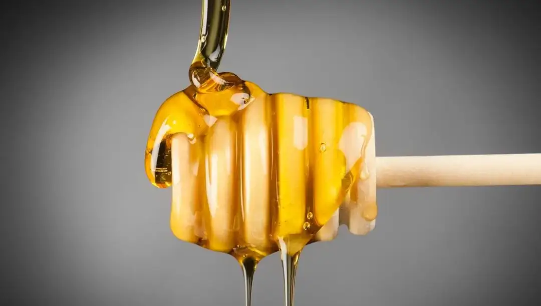 Alergia na miód objawy – jak je rozpoznać i co zrobić, by pomóc