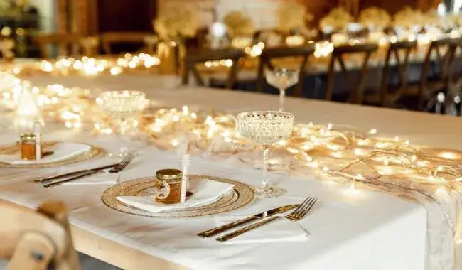 Ile się płaci za talerzyk na weselu? Zaskakujące ceny i czynniki wpływające