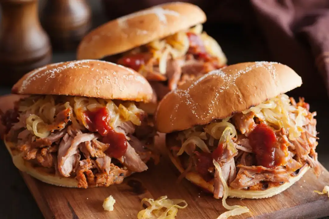 Szarpana wieprzowina z czym podawać – najlepsze pomysły na dodatki