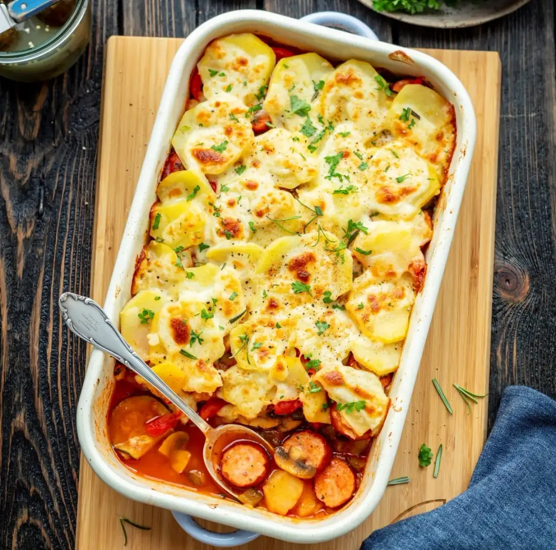 Sycąca zapiekanka ziemniaczana z warzywami – łatwy przepis na obiad