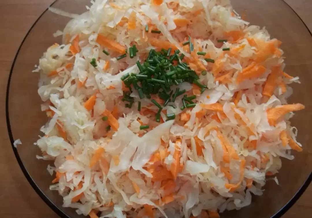 Ile kalorii ma surówka z kiszonej kapusty? Zaskakujące wartości!