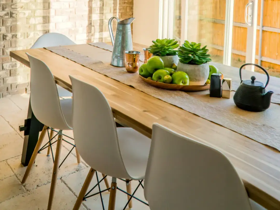 Ile miejsca na krzesło? Odkryj, jak zapewnić komfort przy stole