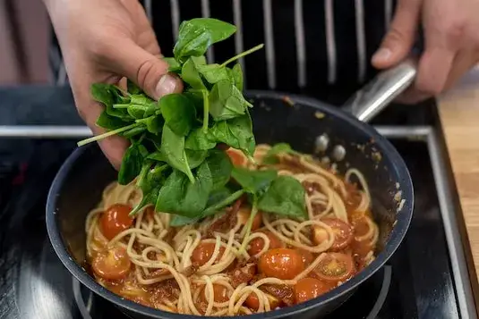 Szybkie spaghetti ze szpinakiem i suszonymi pomidorami na obiad