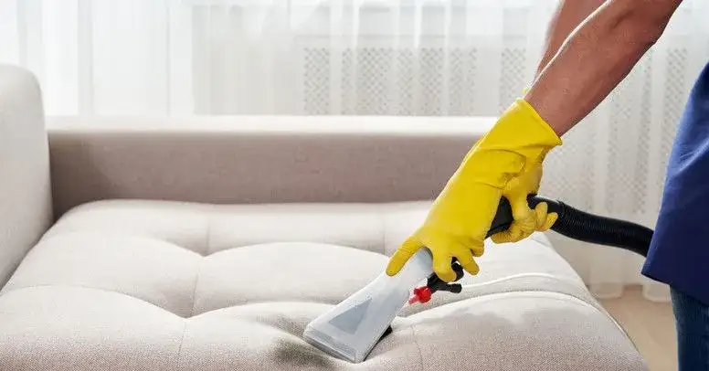 Jak wyczyścić kanapę sodą oczyszczoną i usunąć uporczywe plamy