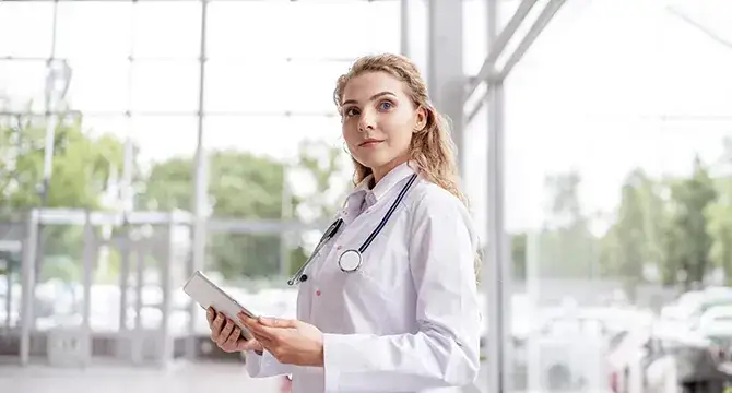 Czy staż lekarski jest płatny? Poznaj prawdę o wynagrodzeniu i korzyściach