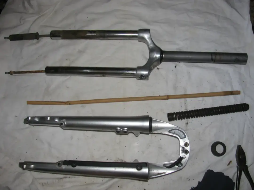 Jak bezpiecznie rozebrać amortyzator motocyklowy – krok po kroku bez błędów