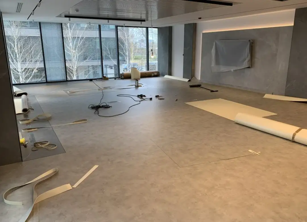 Czy wykładzinę PCV trzeba przyklejać? Kluczowe informacje o montażu