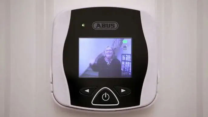 Jak zamontować wizjer w drzwiach? Proste kroki, by uniknąć błędów