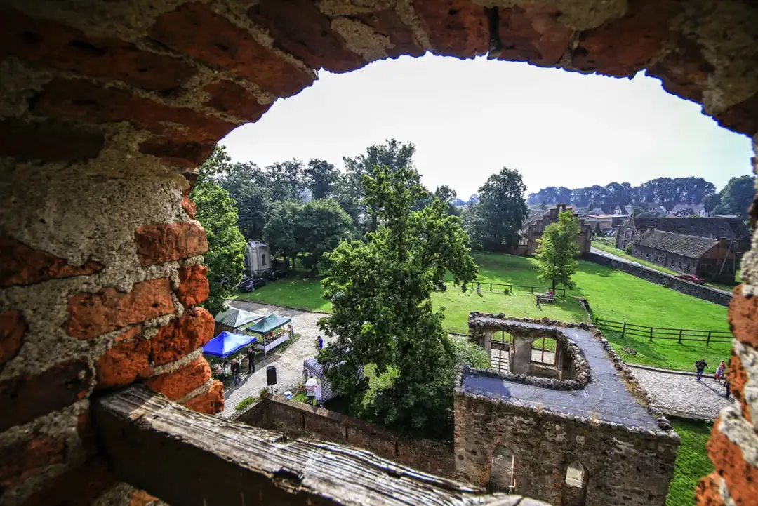 Zamek w Pęzinie - tajemnice historii i atrakcje do odkrycia