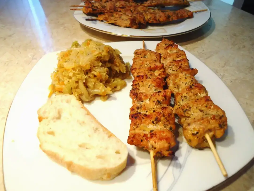 Ile piec szaszłyki, aby były idealnie soczyste i chrupiące?