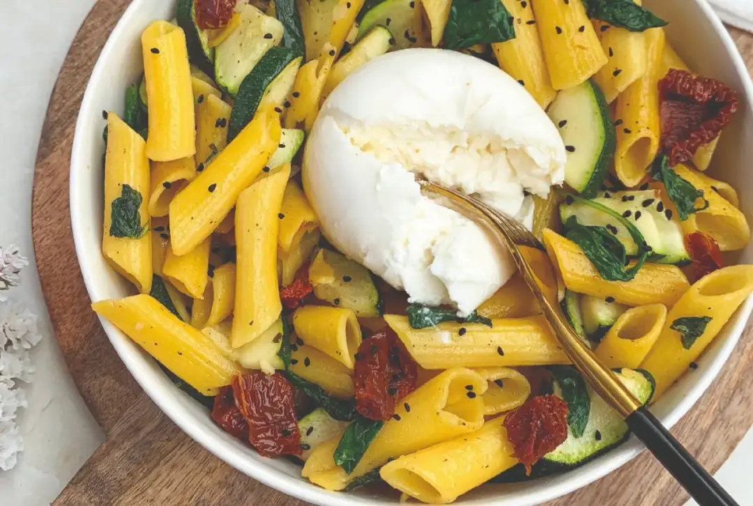 Makaron penne ze szpinakiem i suszonymi pomidorami w 15 minut