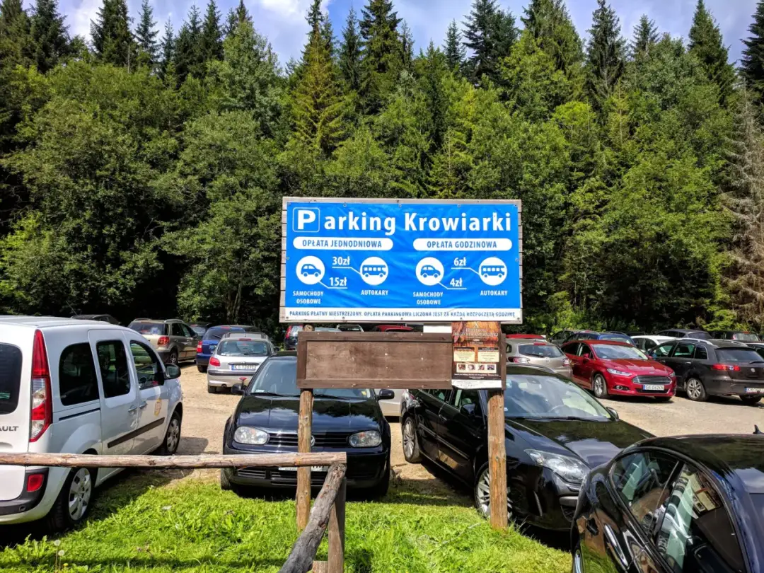 Czy warto zostawić auto na parkingu przy Przełęczy Krowiarki? Rady