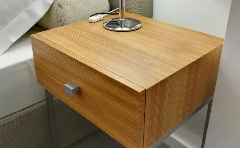 Jakie szafki nocne do łóżka tapicerowanego, aby uniknąć błędów w aranżacji?