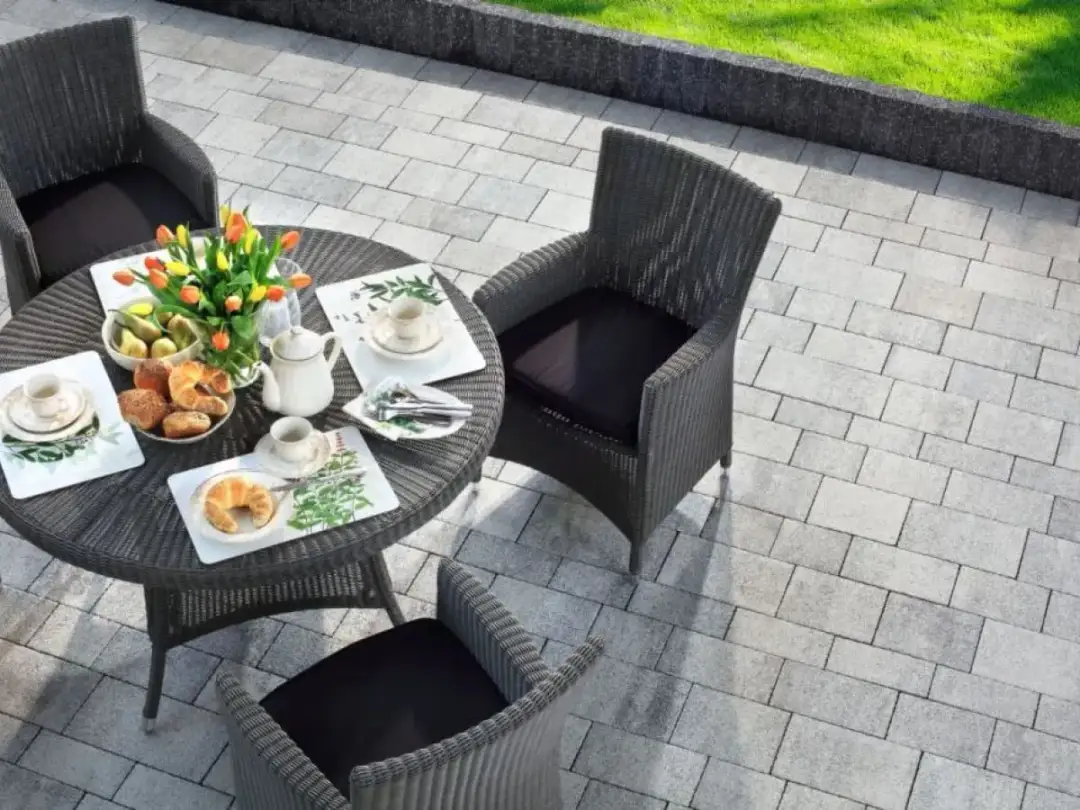 Elewacja czy kostka co najpierw? Uniknij kosztownych błędów w remoncie