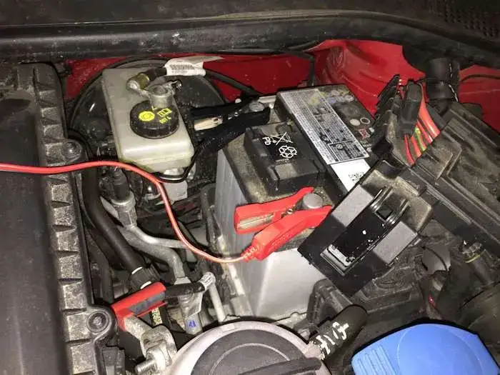 Jak ładować akumulator prostownikiem Ultimate Speed - uniknij błędów