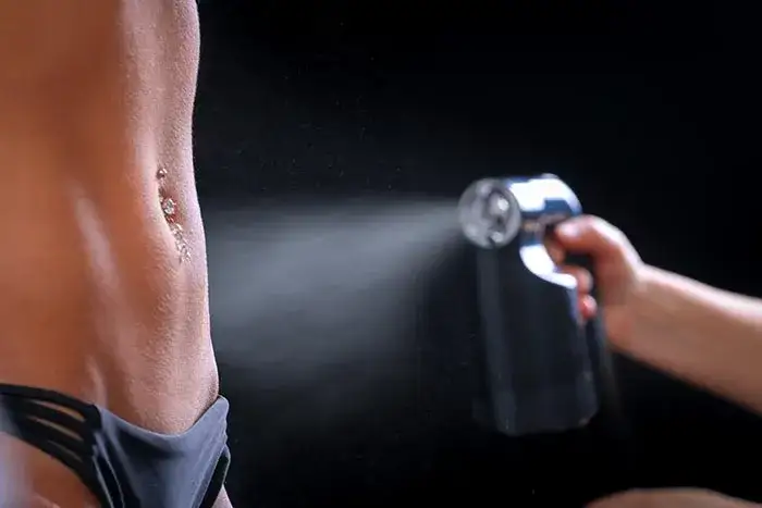 Jak się przygotować do opalania natryskowego, aby uniknąć błędów?