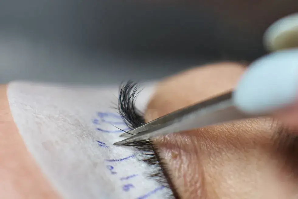 Uczulenie na klej do rzęs: Natychmiastowa pomoc i zapobieganie