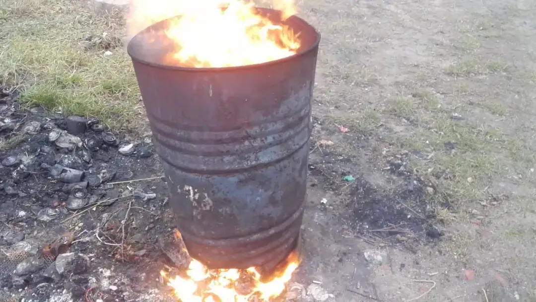 Jak prosto zrobić spalarkę ogrodową z beczki i efektywnie spalać odpady