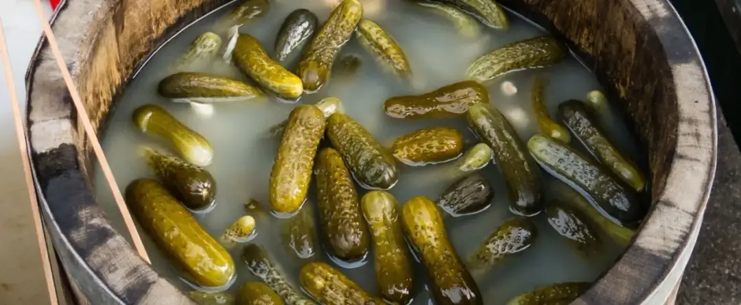 Czy sok z ogórków kiszonych jest zdrowy? Odkryj jego ukryte korzyści