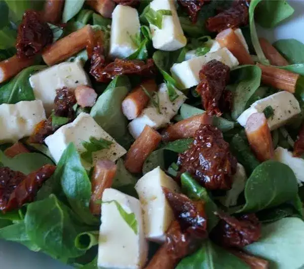 Sałatka z camembertem i suszonymi pomidorami: Przepis na hit imprez