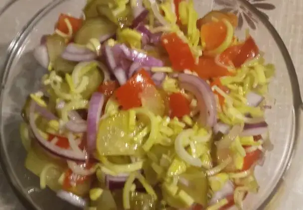 Jak zrobić sałatkę z ogórków kiszonych – prosty przepis na smaczny dodatek