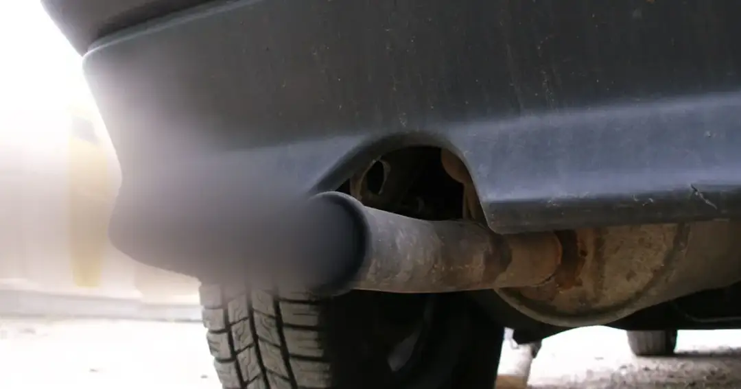 Dlaczego diesel kopci na czarno? Odkryj przyczyny i rozwiązania
