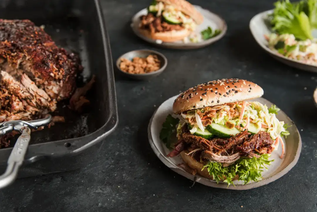 Przepis na mini burgery z szarpaną wieprzowiną, które zachwycą gości