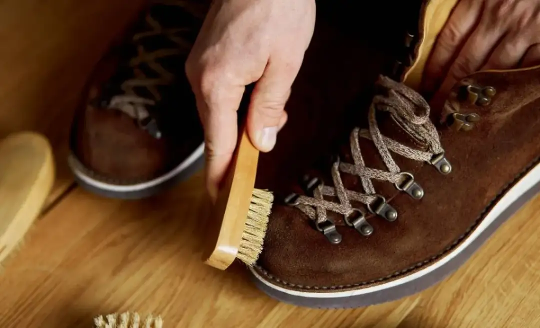 Czyszczenie zamszu: Jak uratować ulubione buty? Poradnik eksperta.