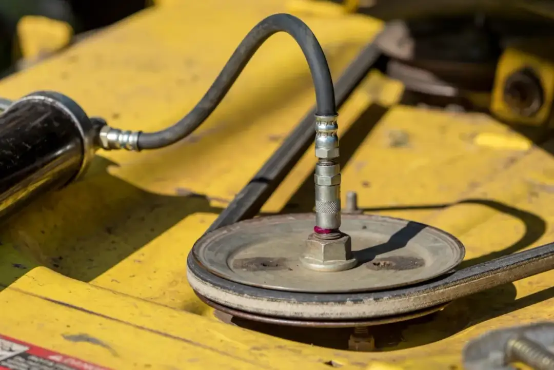 Jak naciągnąć pasek napędu w kosiarce, by uniknąć problemów z cięciem