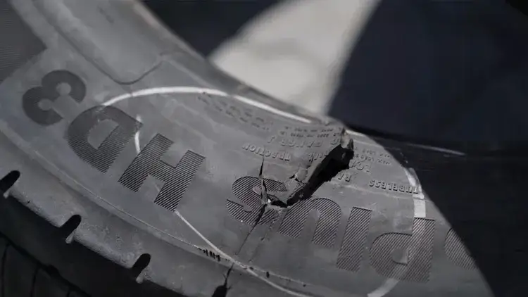 Jak uniknąć uszkodzenia auta i opon podczas podjeżdżania pod krawężnik