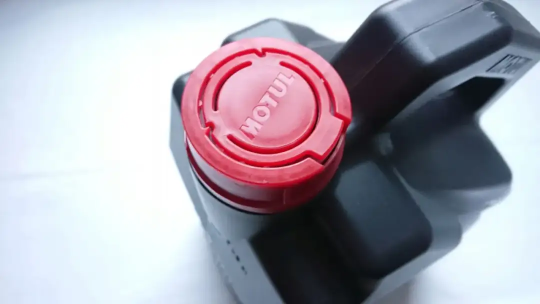 Motul 8100 X-clean+ 5W-30: Pełna analiza. Czy warto dopłacić?