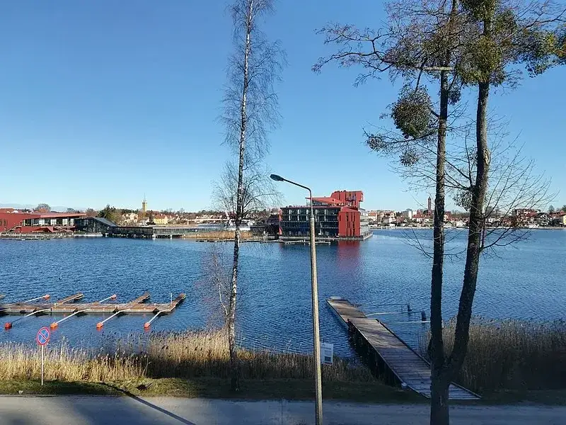 Mikołajki Pomorskie i Powiśle: Odkryj spokój, historię i naturę