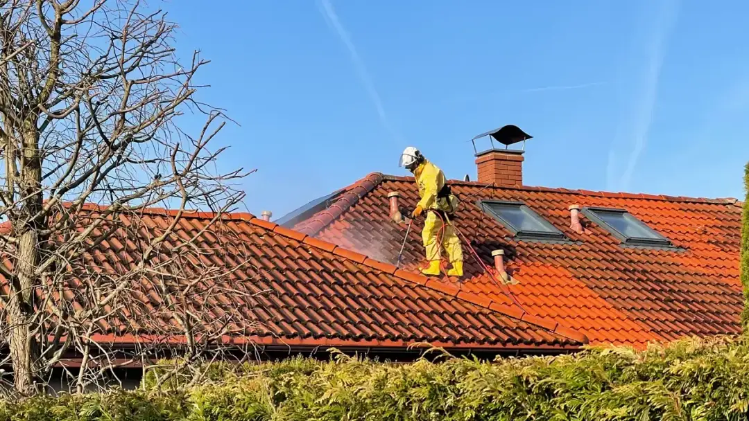 Jak skutecznie umyć dachówkę ceramiczną i betonową bez uszkodzeń