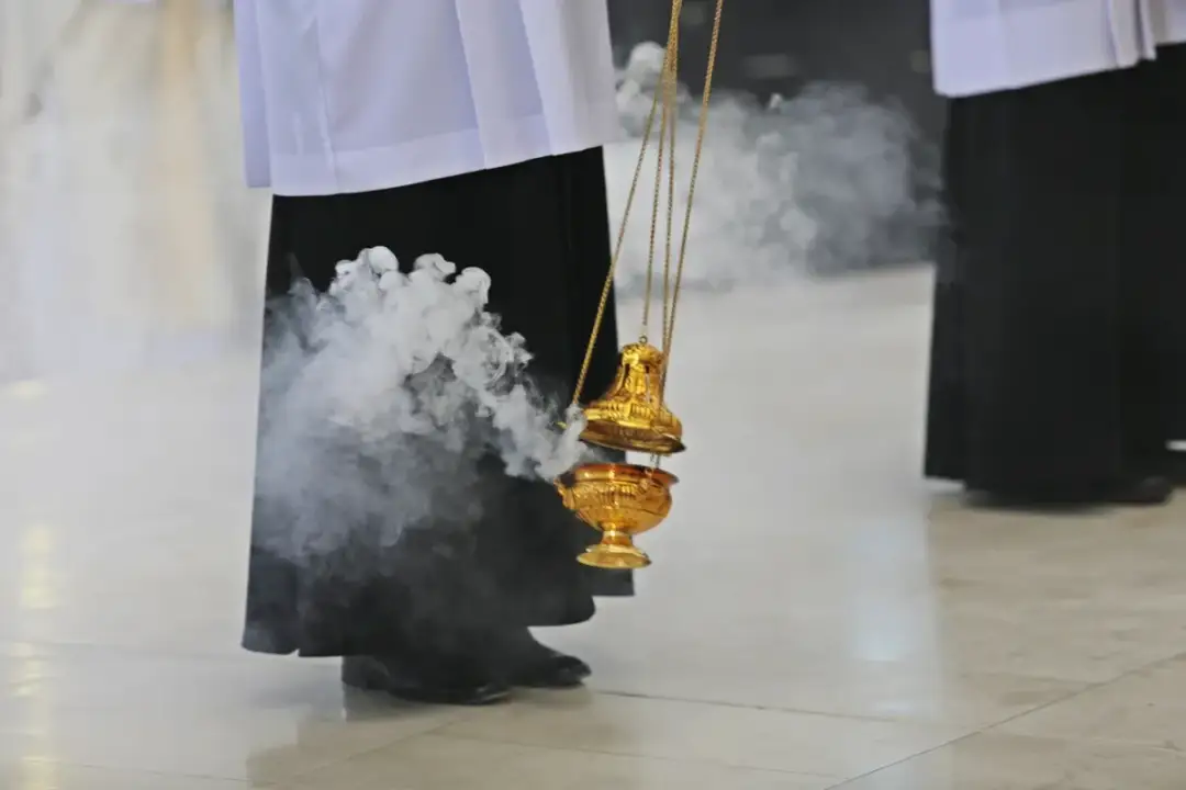 Co oznacza kadzidło w kościele? Symbolika i duchowe znaczenie w liturgii