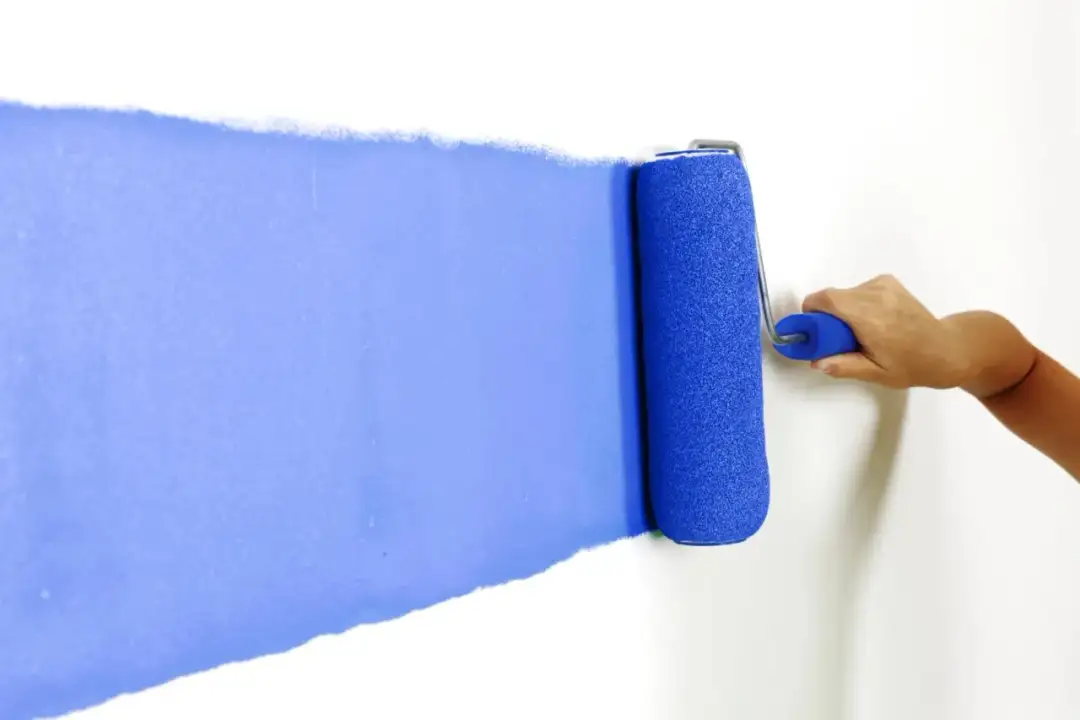 Czy można malować tapety? Sprawdź, jakie tapety nadają się do farbowania