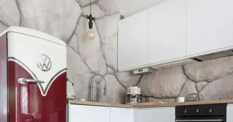 Co na ścianie w kuchni zamiast płytek? Odkryj zaskakujące alternatywy