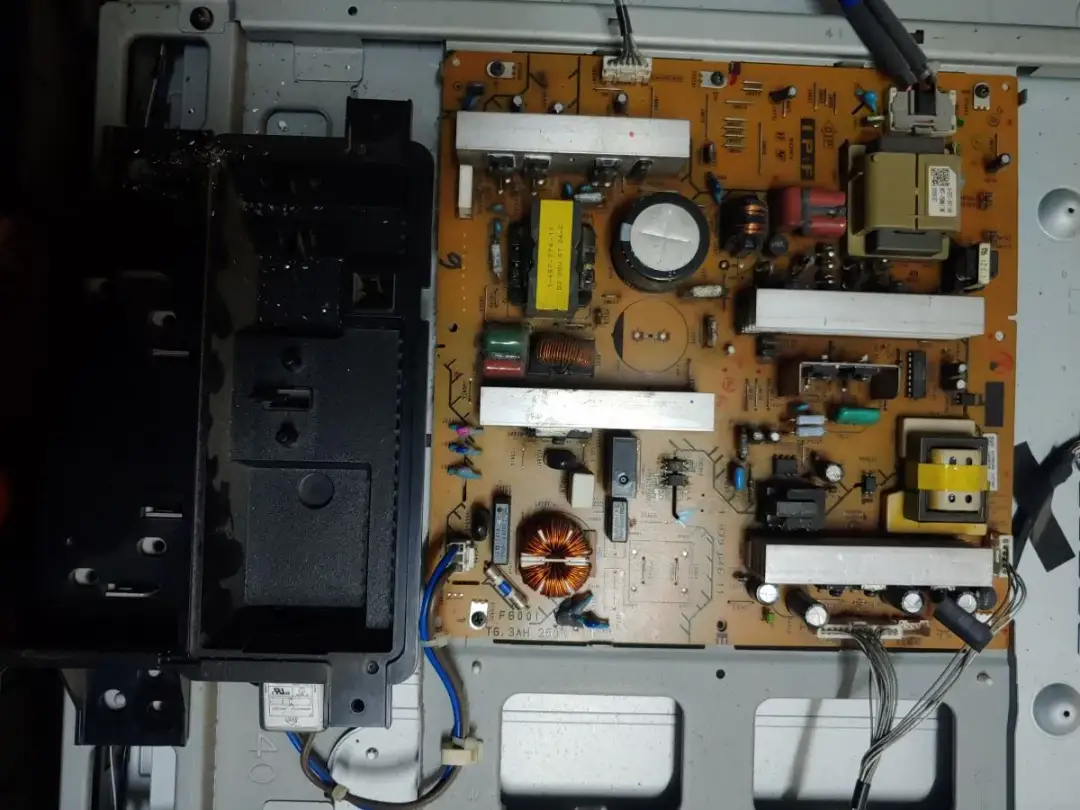 Gdzie jest bezpiecznik w telewizorze? Oto lokalizacja, której szukasz