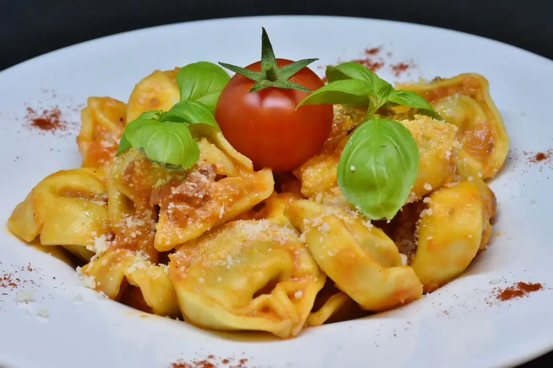 Tortellini z pesto jak podawać: kreatywne pomysły na serwowanie
