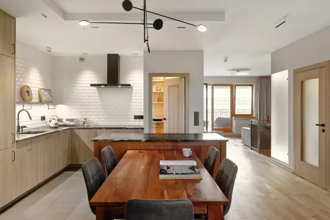 Jak urządzić salon z kuchnią: 7 sprytnych sposobów na otwartą przestrzeń